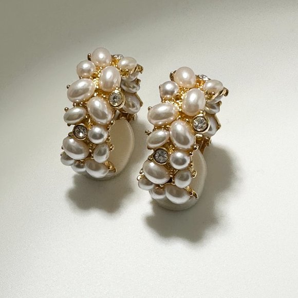 Kenneth Jay Lane, Pearl Cabochon Hoop Clip Earring - Picture 4 of 5